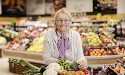 seniorka-zakupy zdrowa dieta warzywa