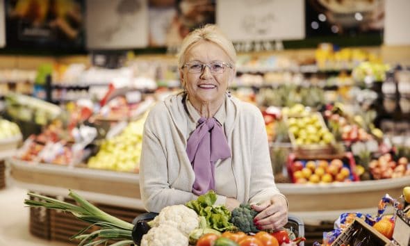 seniorka-zakupy zdrowa dieta warzywa