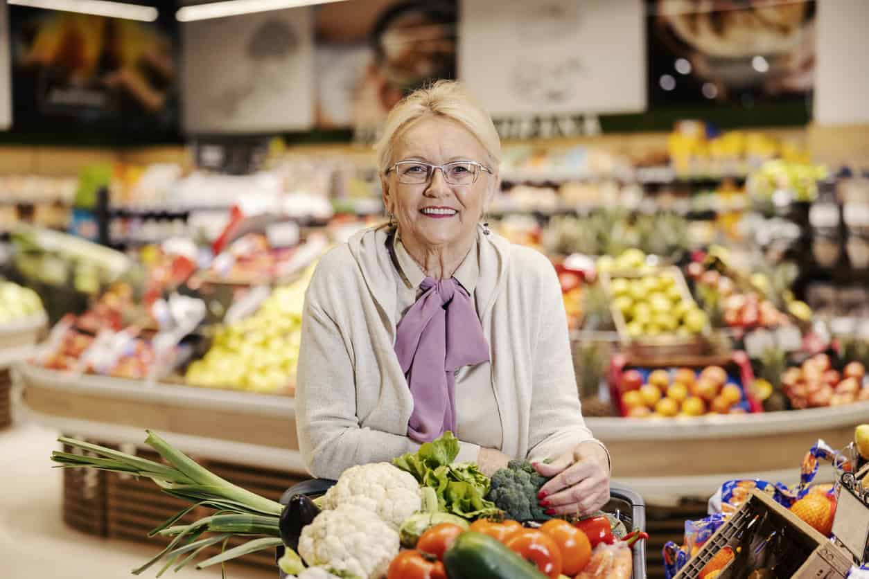 seniorka-zakupy zdrowa dieta warzywa