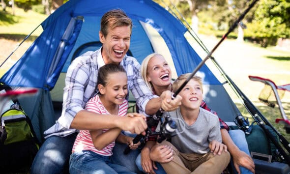 rodzina-wedkuje-namiot-camping