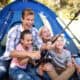 rodzina-wedkuje-namiot-camping