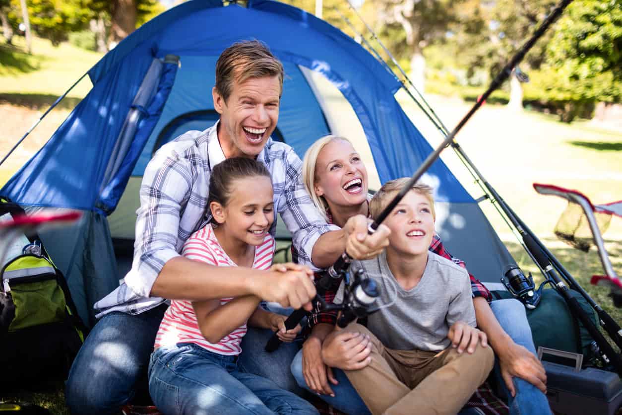 rodzina-wedkuje-namiot-camping