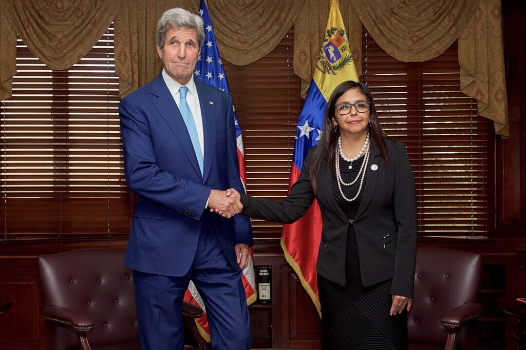 Secretary_Kerry_Shakes_Hands_With_Venezuelan_Foreign_Minister_Rodriguez