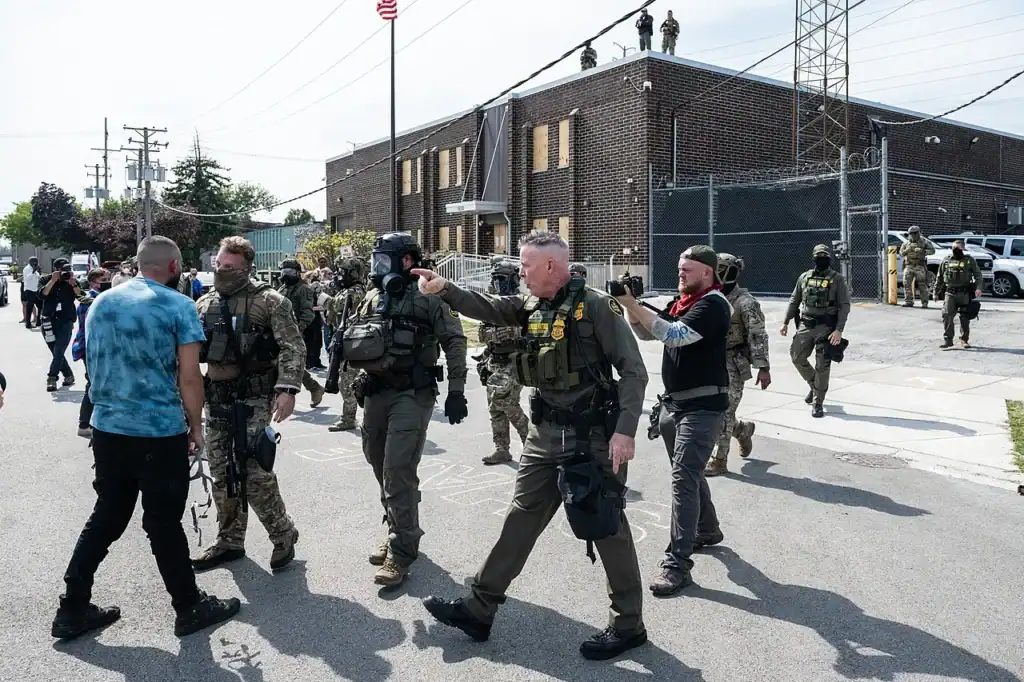 Bovino przed obiektem Broadview ICE we wrześniu 2025 r.