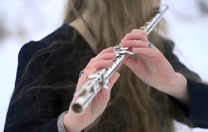 flet boczny, gra na flecie