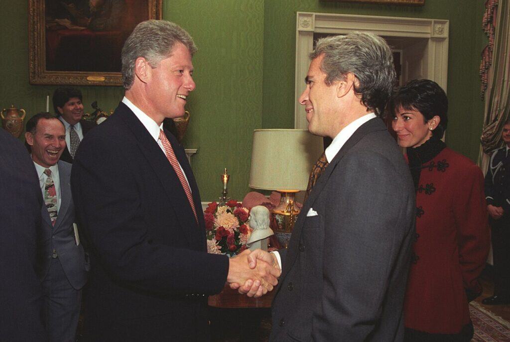 Epstein wita się z prezydentem Billem Clintonem w Białym Domu, wrzesień 1993 r. (w tle po prawej stronie widać Ghislaine Maxwell)
