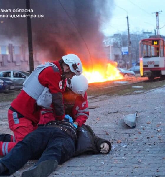 Skutki rosyjskiego ataku lotniczego na Zaporoże 8 stycznia 2025 r., w wyniku którego zginęło 13 osób, a wiele zostało rannych