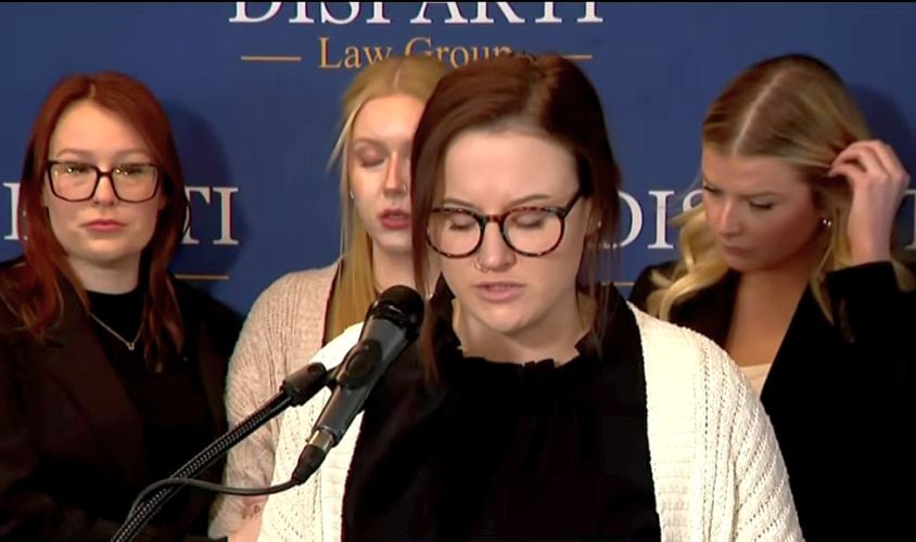 oswego high school pozew