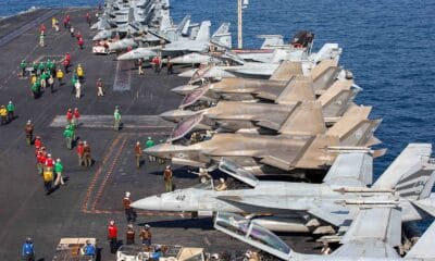 Samoloty należące do Carrier Air Wing (CVW) 9 znajdują się na pokładzie lotniczym lotniskowca klasy Nimitz USS Abraham Lincoln (CVN 72) w ramach operacji Epic Fury, 28 lutego 2026 r.
