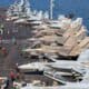 Samoloty należące do Carrier Air Wing (CVW) 9 znajdują się na pokładzie lotniczym lotniskowca klasy Nimitz USS Abraham Lincoln (CVN 72) w ramach operacji Epic Fury, 28 lutego 2026 r.