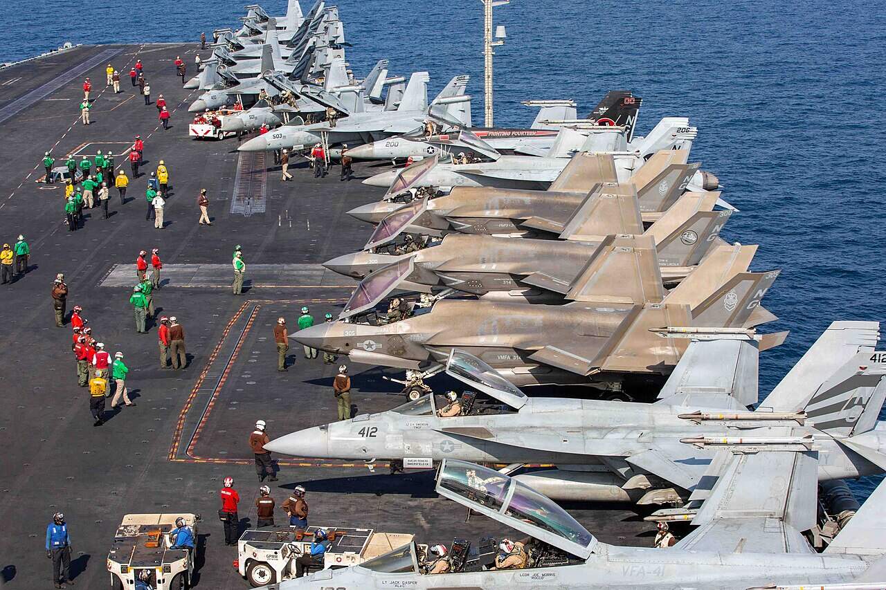 Samoloty należące do Carrier Air Wing (CVW) 9 znajdują się na pokładzie lotniczym lotniskowca klasy Nimitz USS Abraham Lincoln (CVN 72) w ramach operacji Epic Fury, 28 lutego 2026 r.