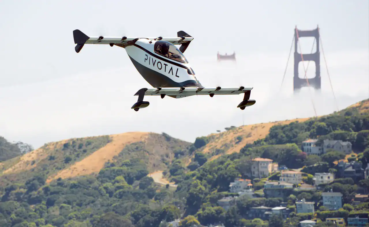 Pivotal latający samochód