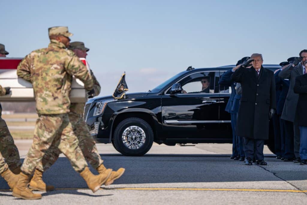 Prezydent Donald J. Trump bierze udział w godnym przekazaniu sześciu żołnierzy armii USA poległych na Bliskim Wschodzie, w środę 18 marca 2026 r. w bazie sił powietrznych Dover w stanie Delaware.