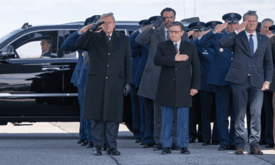 Prezydent Donald J. Trump bierze udział w godnym przekazaniu sześciu żołnierzy armii USA poległych na Bliskim Wschodzie, w środę 18 marca 2026 r. w bazie sił powietrznych Dover w stanie Delaware.