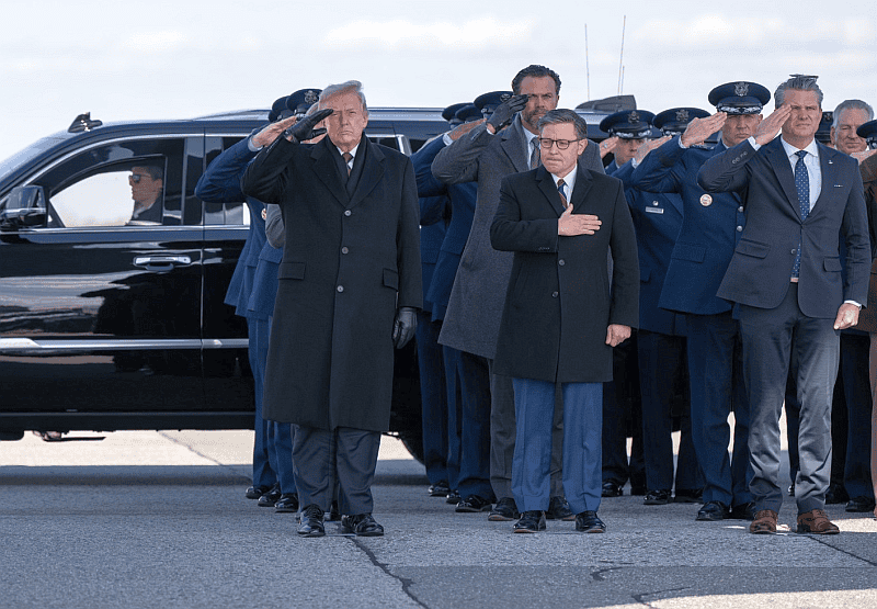 Prezydent Donald J. Trump bierze udział w godnym przekazaniu sześciu żołnierzy armii USA poległych na Bliskim Wschodzie, w środę 18 marca 2026 r. w bazie sił powietrznych Dover w stanie Delaware.