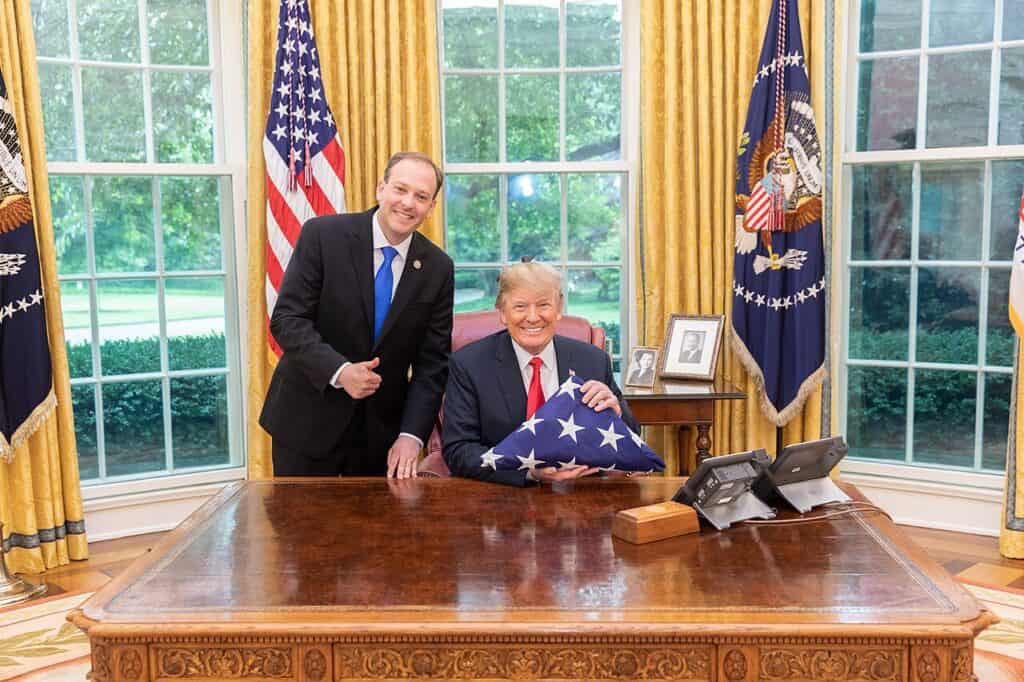 Lee Zeldin z Donaldem Trumpem, 2018 rok