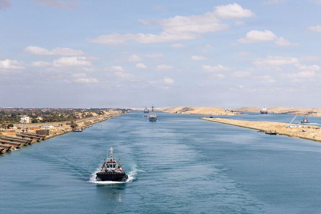 Niszczyciel rakietowy USS Bainbridge przepływa przez Kanał Sueski podczas operacji Epic Fury, marzec 2026 r.