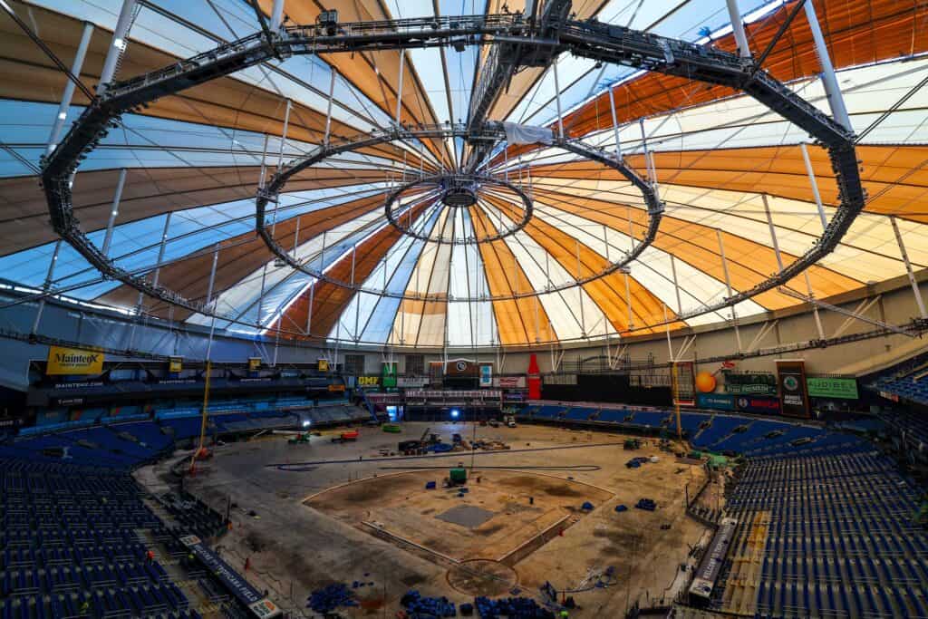 20 listopada 2025: Trwają naprawy dachu na stadionie Tropicana Field w St. Petersburgu, 20 listopada 2025 r. 