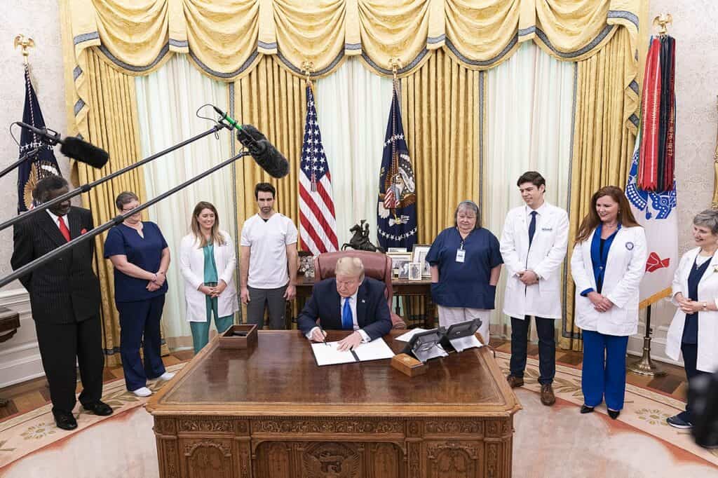 Prezydent USA Donald Trump podpisuje proklamację z okazji Narodowego Dnia Pielęgniarek w maju 2020 r.