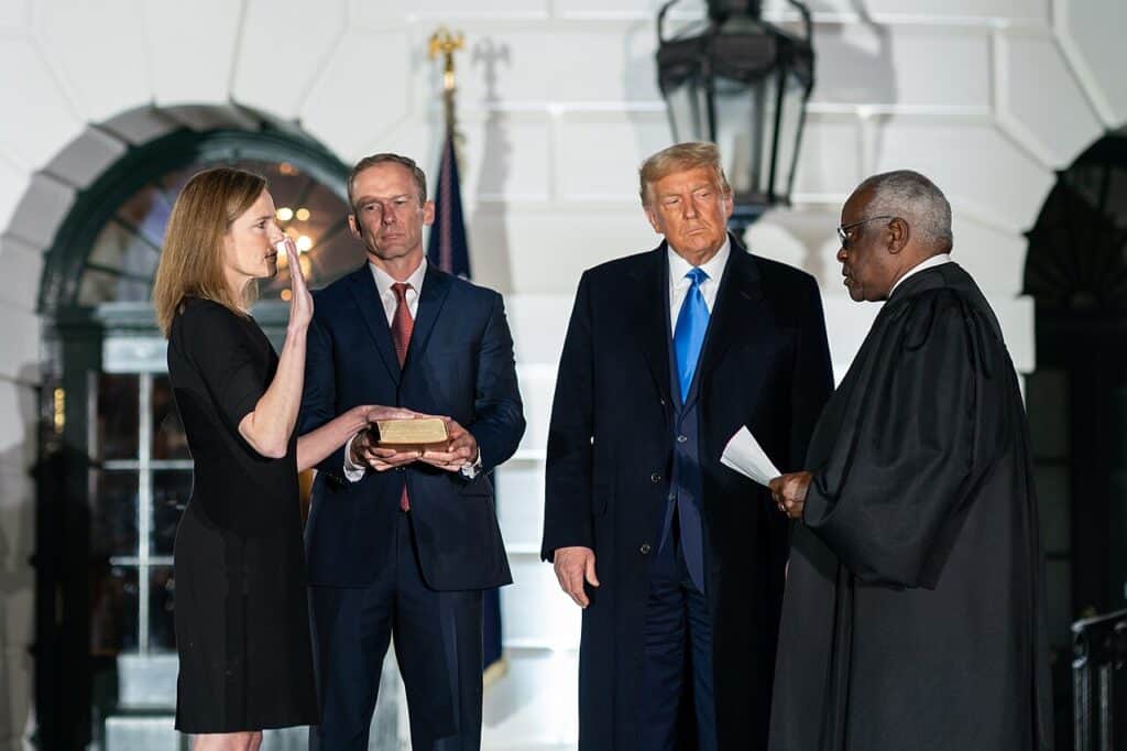 Sędzia Thomas odbiera przysięgę urzędową od Amy Coney Barrett 26 października 2020 r.
