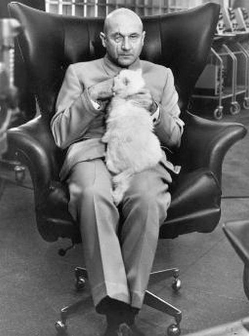Donald Pleasence w roli Ernsta Stavro Blofelda z filmu Żyje się tylko dwa razy 1967