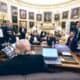 Prezydent Trump przewodniczy obradom w Gabinecie Owalnym po strzelaninie w WHCD
