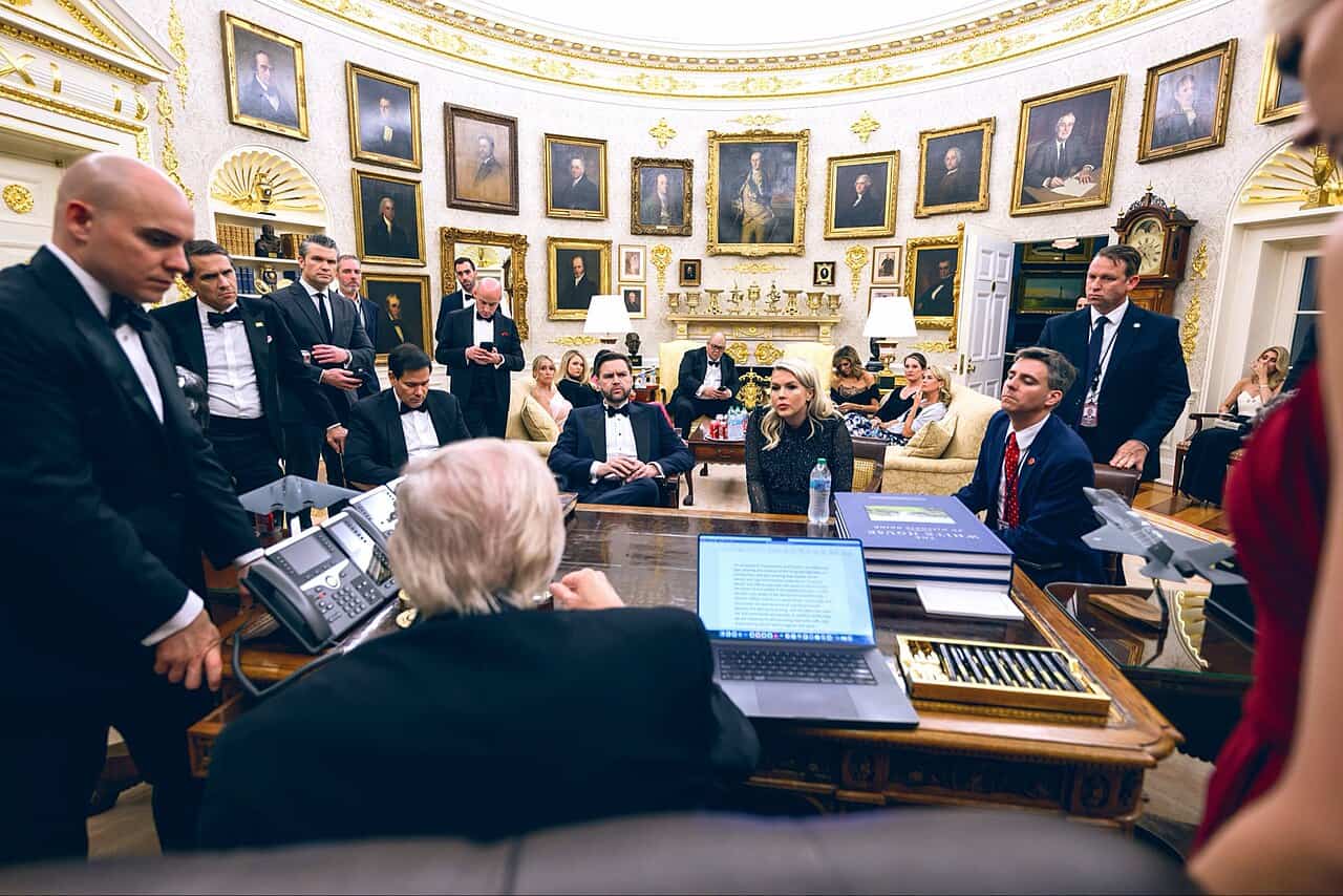 Prezydent Trump przewodniczy obradom w Gabinecie Owalnym po strzelaninie w WHCD