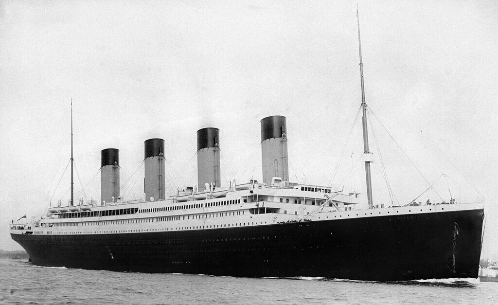 RMS Titanic odpływa z Southampton 10 kwietnia 1912 roku.