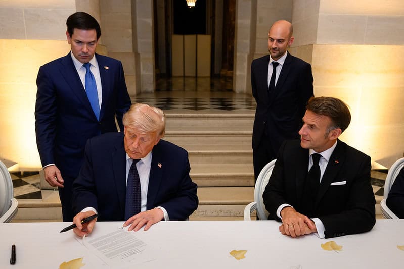 Prezydent Donald J. Trump podpisuje Memorandum o Porozumieniu między Islamską Republiką Iranu a Stanami Zjednoczonymi Ameryki w Pałacu Wersalskim we Francji, w środę 17 czerwca 2026 r.
