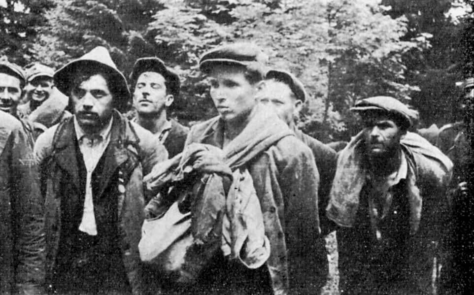 Członkowie sotni „Bira” ujęci przez żołnierzy Ludowego Wojska Polskiego w rejonie Zatwarnicy. Jesień 1946