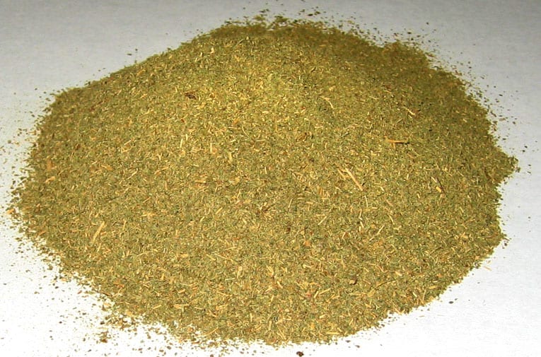 Typowy sproszkowany komercyjny kratom, Mitragyna speciosa