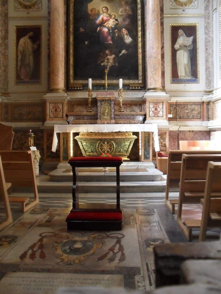 Trumna z relikwiami św. Moniki w kościele św. Augustyna w Rzymie, niedaleko piazza Navona.