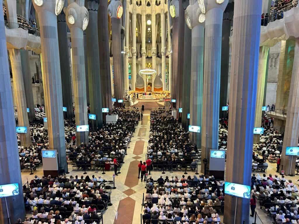 Papież Leon XIV odprawia mszą św. w bazylice Sagrada Familia