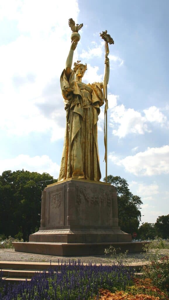 Statua Republiki w Jackson Park, replika obrazu Daniela Chestera Frencha „Republika” w skali 1/3