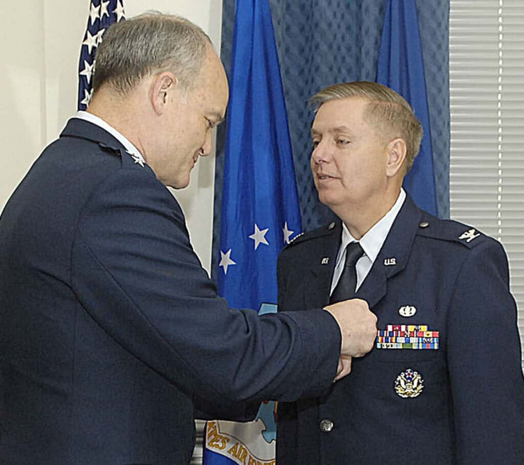 Generał broni Jack L. Rives wręcza pułkownikowi Lindsey Grahamowi Medal za Zasługi, kwiecień 2009 r.