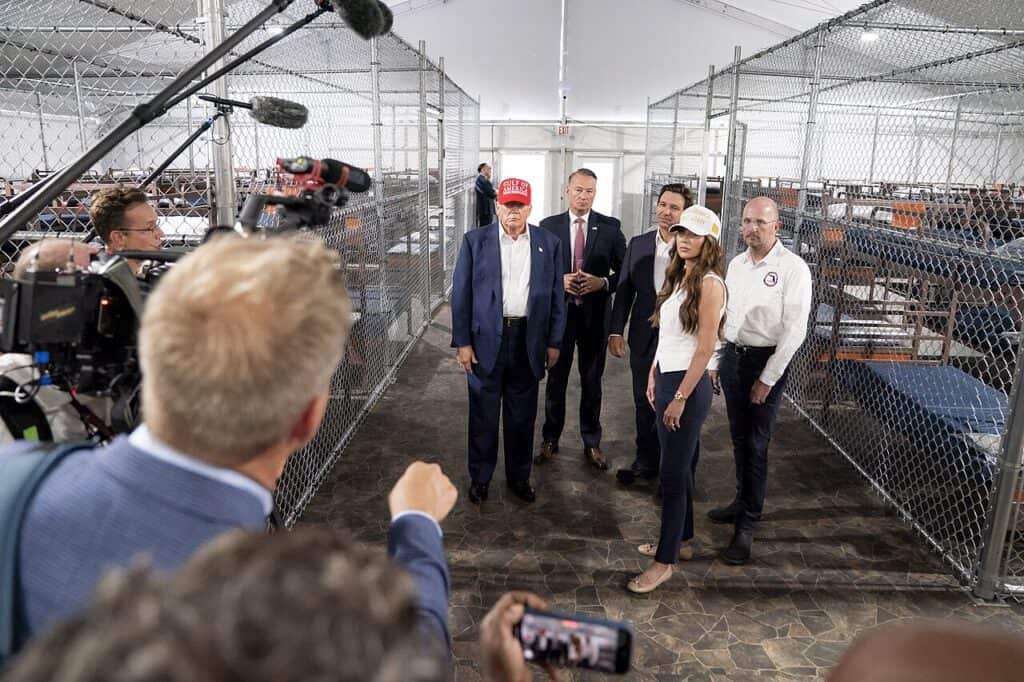 Donald Trump, Todd Lyons, Ron DeSantis, Kristi Noem i Kevin Guthrie 1 lipca 2025 r.