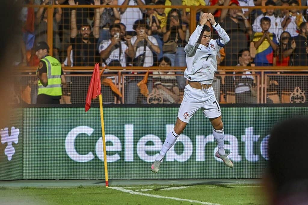 ERYWAN, ARMENIA, 6 WRZEŚNIA 2025: Cristiano Ronaldo z Portugalii świętuje gola podczas meczu kwalifikacyjnego do Mistrzostw Świata FIFA 2026 pomiędzy Armenią a Portugalią na Stadionie Republikańskim w Erywaniu, 6 września 2025 r.