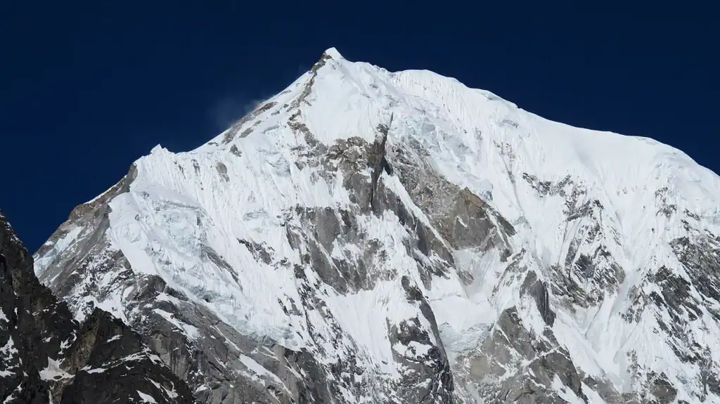 Za bezpośrednią przyczynę powodzi powszechnie uważa się zapadnięcie się lodowca na północnej ścianie Langtang Lirung, góry w Parku Narodowym Langtang w Nepalu (widok od południowego wschodu).