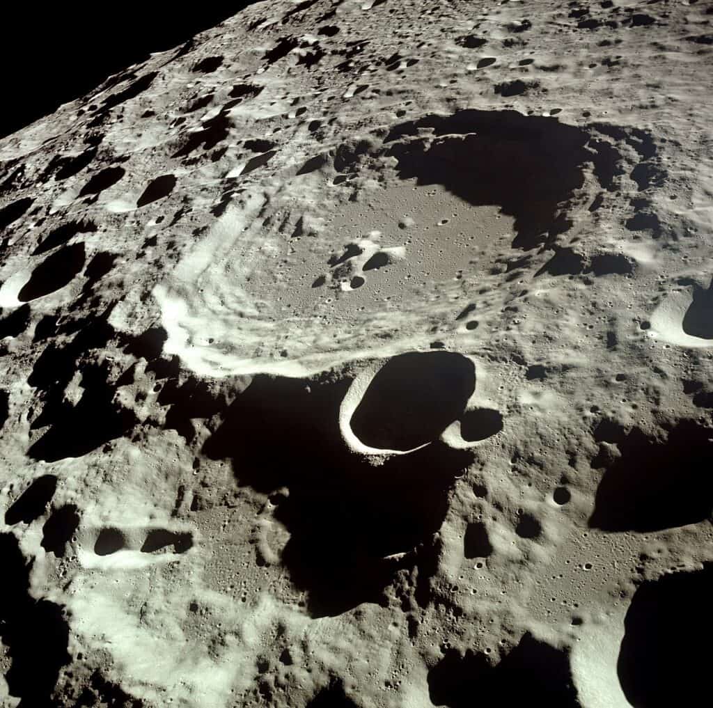 Krater uderzeniowy na Księżycu