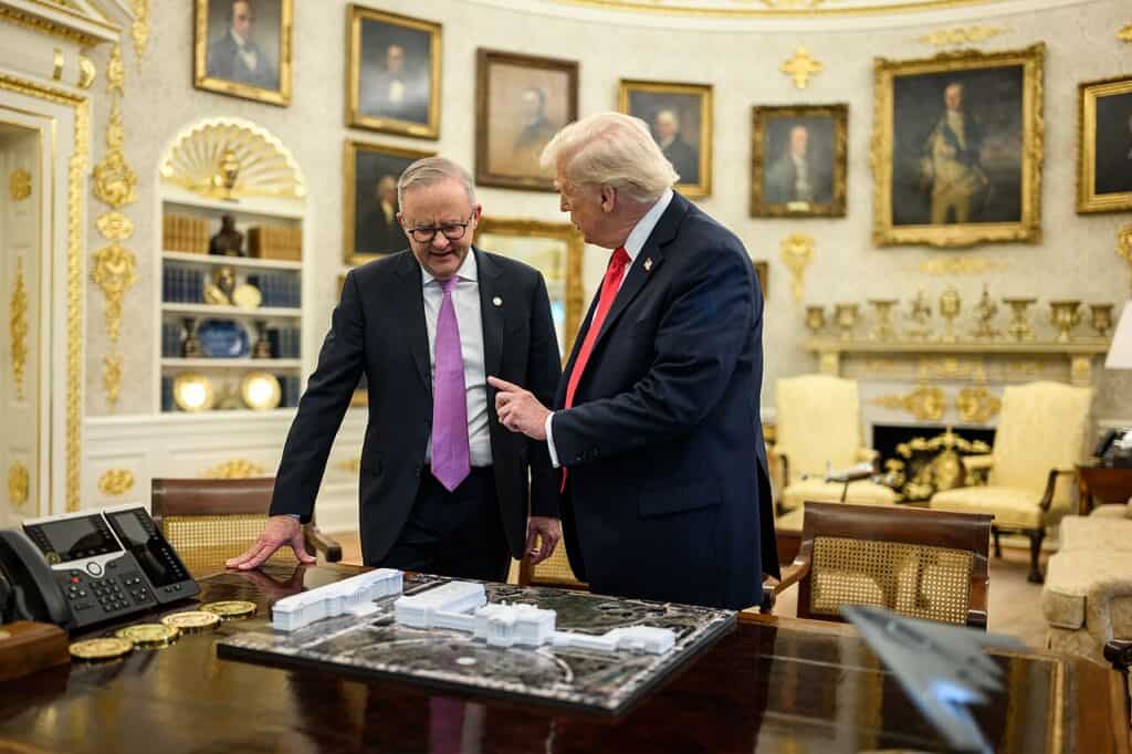 Prezydent Trump pokazuje model planowanego nowego Wschodniego Skrzydła premierowi Australii Anthony’emu Albanese 20 października 2025 r.