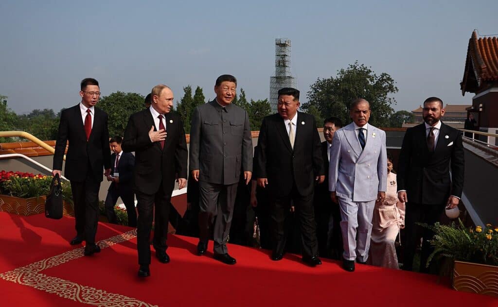 Kim Dzong Un z sekretarzem generalnym Komunistycznej Partii Chin Xi Jinpingiem i prezydentem Rosji Władimirem Putinem przed rozpoczęciem parady z okazji Dnia Zwycięstwa Chin w 2025 r.