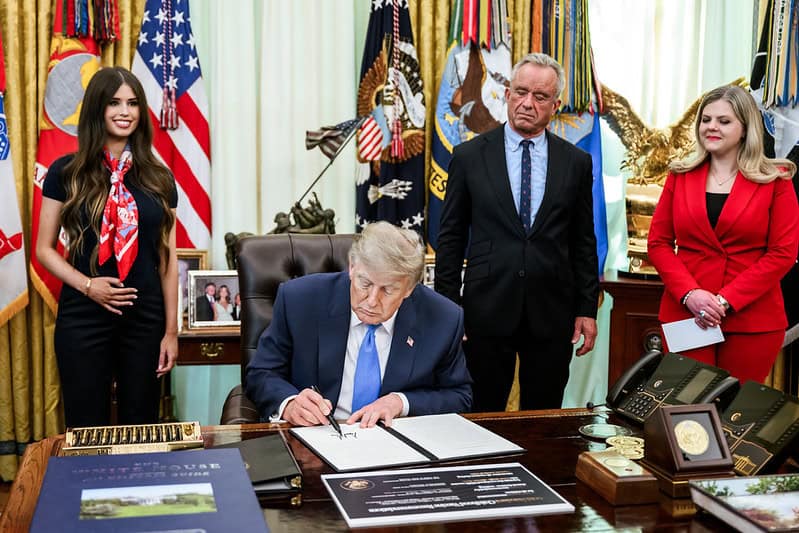 Prezydent Donald J. Trump podpisuje rozporządzenie wykonawcze dotyczące szczepień dzieci w Gabinecie Owalnym, poniedziałek, 10 sierpnia 2026 r.