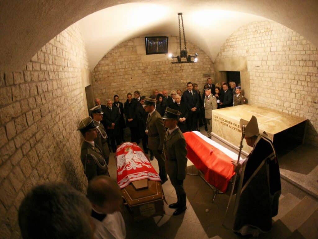 19 ⁄ 28
Więcej szczegółów
Pogrzeb Lecha i Marii Kaczyńskich na Wawelu (18 kwietnia 2010)