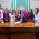 Gubernator Maura Healey, podpisuje ustawę aborcyjną