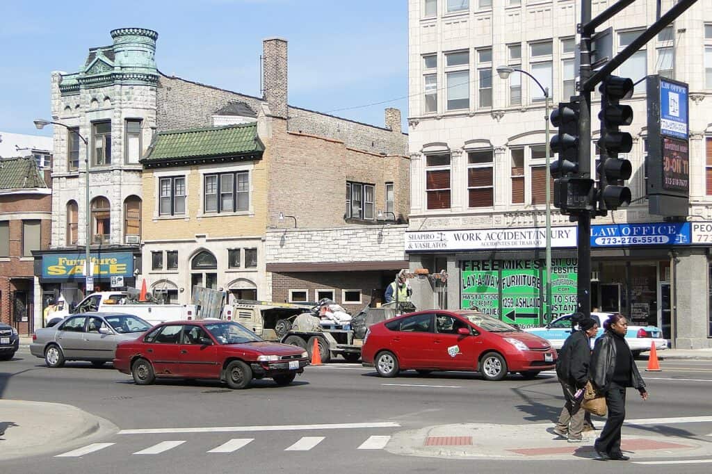 Skrzyżowanie ulic Division, Ashland i Milwaukee w dzielnicy West Town