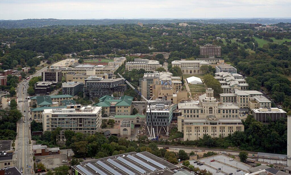 Główny kampus w Pittsburghu sierpień 2015 r.