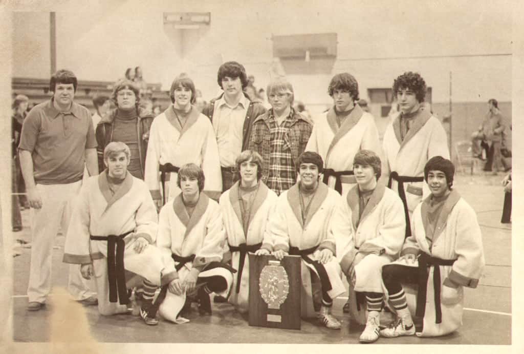 Hastert (na górze po lewej), gdy był trenerem zapasów w szkole średniej w 1976 r
