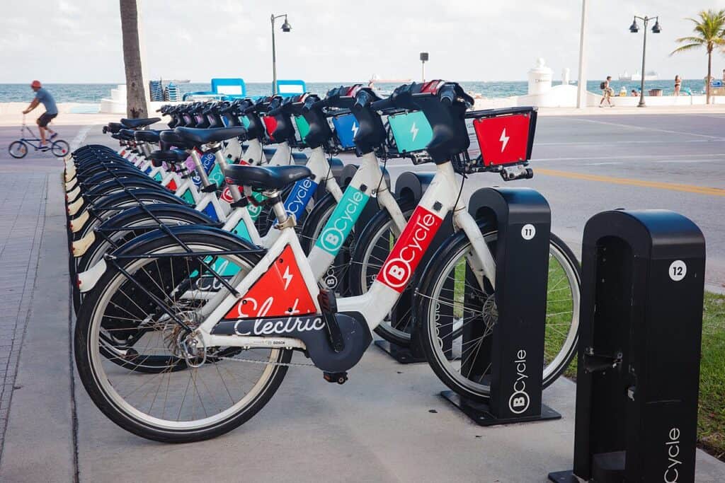 Punkt wypożyczania rowerów elektrycznych w Fort Lauderdale na Florydzie