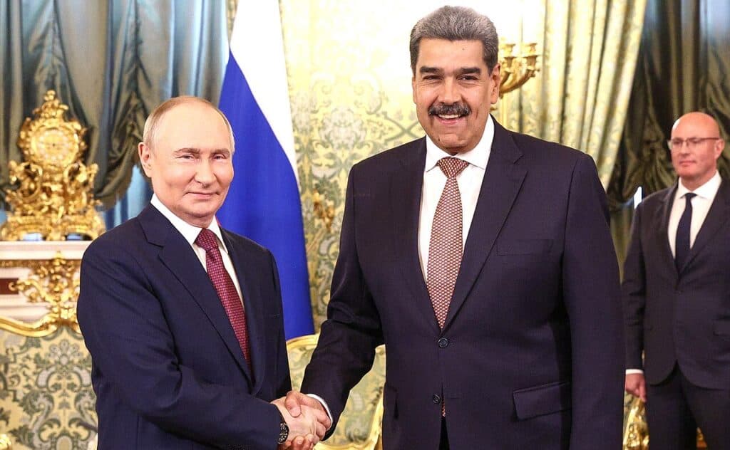 Maduro z prezydentem Rosji Władimirem Putinem podczas obchodów Dnia Zwycięstwa w Moskwie 7 maja 2025 roku.