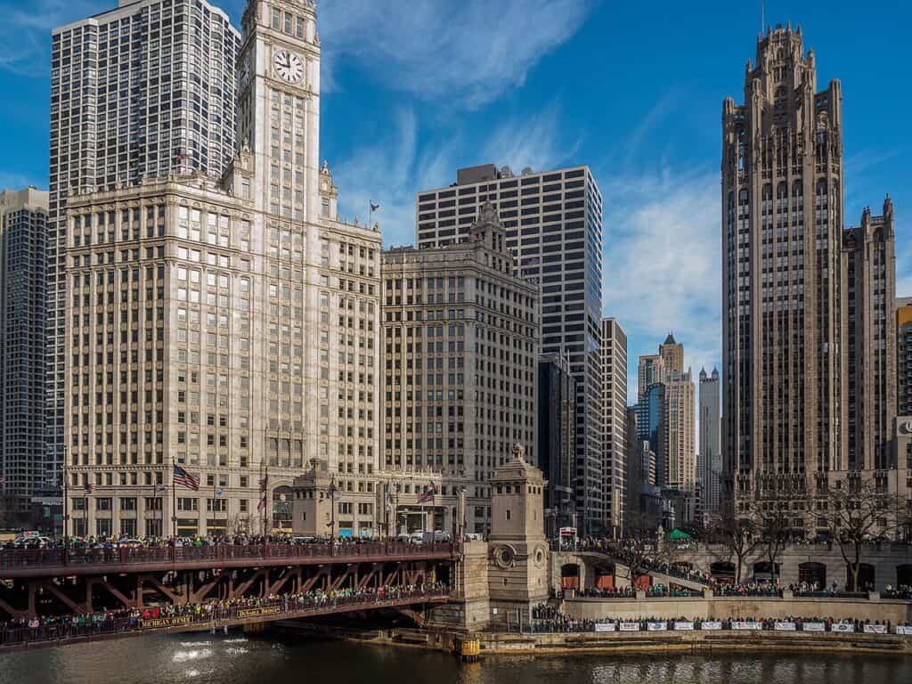 Tribune Tower (po prawej) nad rzeką Chicago